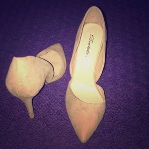 Comfortable Nude pumps
